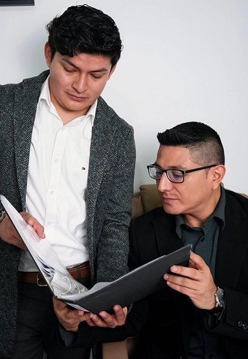 Juan Carlos y personas trabajando Juank Solutions Extranjería